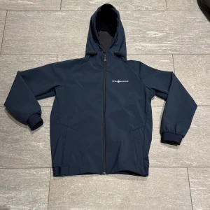 Sail Racing jacka - Säljer en mörkblå jacka från Sail Racing i mycket bra skick | Jackan passar till höst och vår men även att ha under en vinterjacka då den är i fleece på insidan | Nypris 1600kr | cond 9/10 | Hör av dig vid frågor eller funderingar!