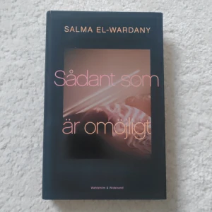 Sådant som är omöjligt - Boken 'Sådant som är omöjligt' av Salma El-Wardany handlar om tre vänner i London som navigerar livets komplexiteter. Den utforskar teman som kärlek, tradition och identitet. Perfekt för dig som gillar djupa och tankeväckande berättelser.