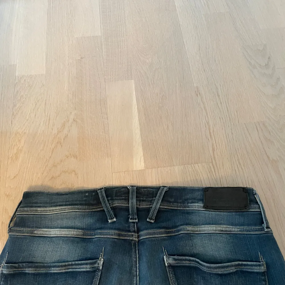 Säljer ett par snygga blå jeans från Replay i modellen Anbass. De har en cool distressed look med slitningar på knäna och en bekväm passform. Perfekta för en casual stil och funkar året runt. 🕶️ bra skick, storlek 33:32 pris kan diskuteras. Jeans & Byxor.