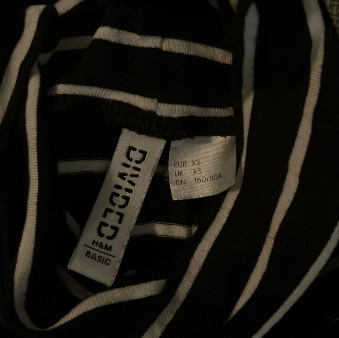 Svartvit randig polotröja från H&M Divided - 90