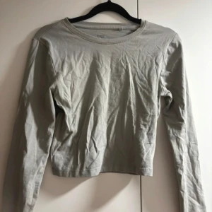 Beige långärmad tröja från H&M - Säljer en enkel och stilren beige långärmad tröja från H&M. Perfekt för vardagsbruk och kan lätt matchas med olika outfits. Tröjan är i bra skick och har en normal passform. Perfekt för höst och vår!