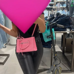 Rosa axelväska med dragkedja - Säljer en superfin rosa axelväska. Väskan har en praktisk dragkedja och stilrena detaljer. 💖Använd 1 gång.