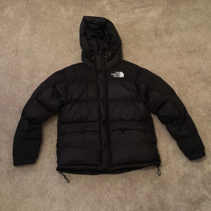 Svart dunjacka från The North Face - Säljer en svart dunjacka från The North Face i mycket bra skick. Storlek M. Original pris: 4000kr