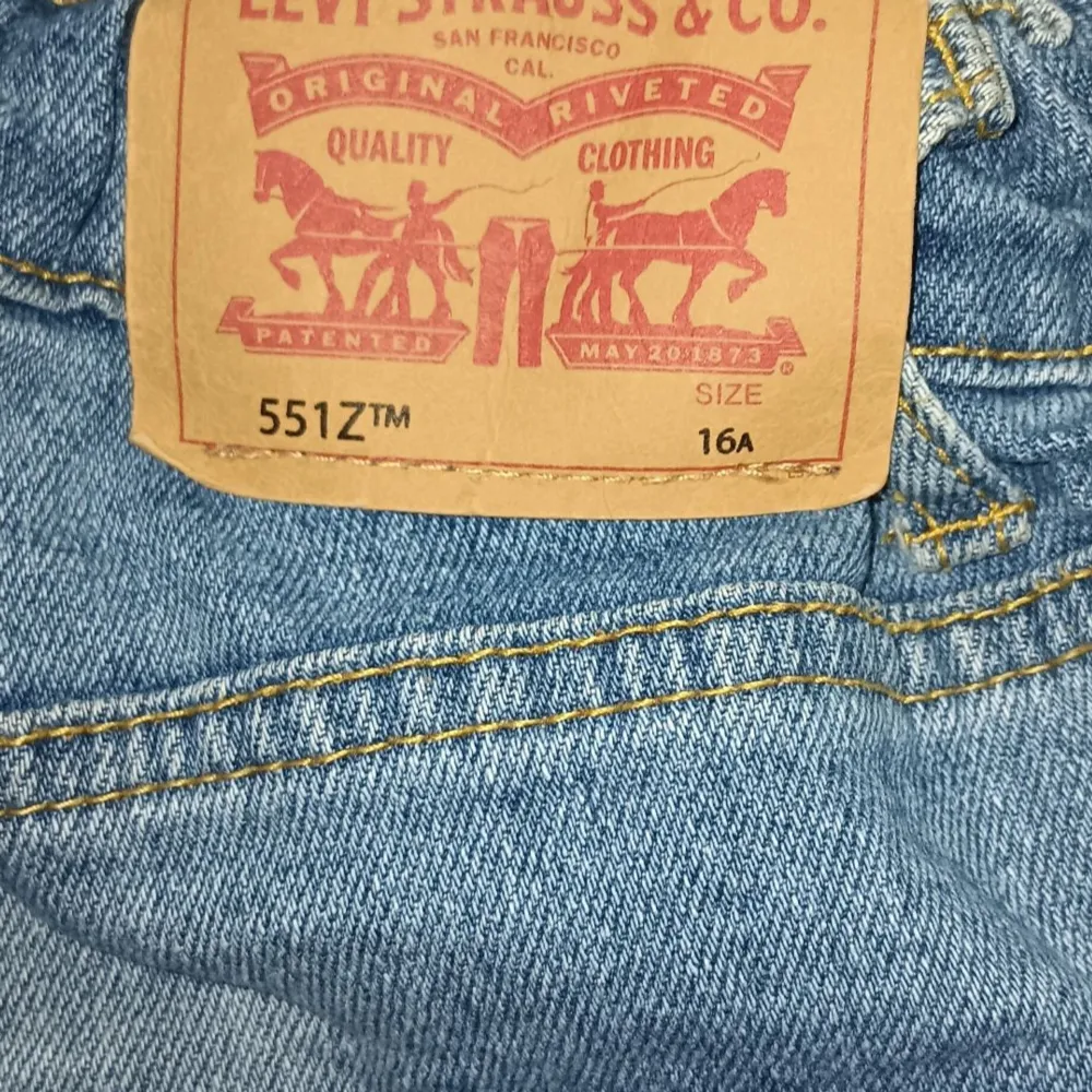 Säljer ett par klassiska Levi's 551Z jeans i ljusblå denim. De har en avslappnad passform och är perfekta för vardagsbruk. Jeansen har den ikoniska Levi's-lappen på baksidan och är i mycket bra skick. Perfekta för både höst och vår!. Jeans & Byxor.