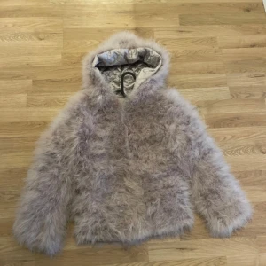  fluffig pälsjacka - Supermysig  pälsjacka med luva, finns lite smink fläckar på insidan av luvan som nog går bort