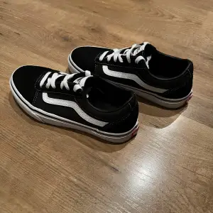 Säljer ett par klassiska svarta Vans sneakers i mycket bra skick. De är använda 1 gång inomhus bara. Storleken är 35, skorna följer enbart med. Skriv vid frågor eller funderingar mvh.