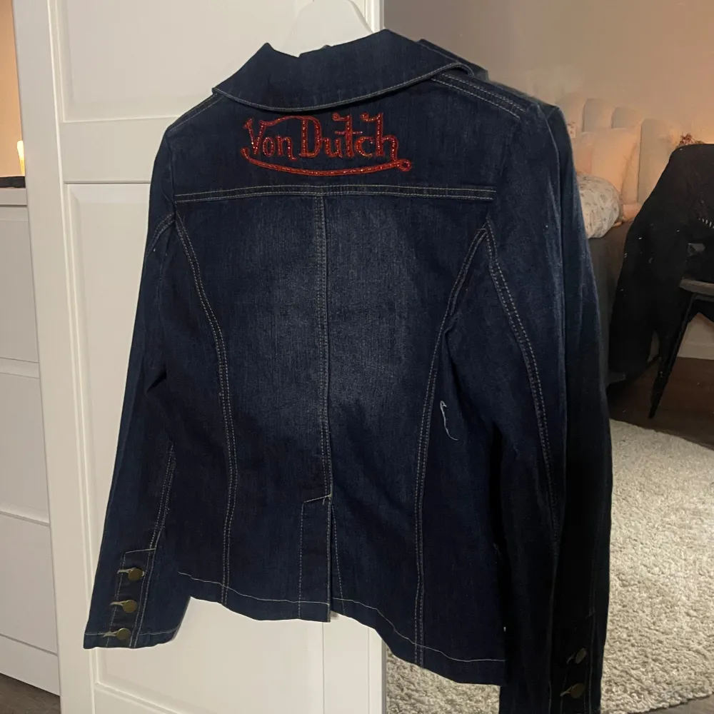 Säljer snygg jeansjacka från Von Dutch. Jackan är i bra skick och har coola detaljer som broderad logga på ryggen. Står storlek L men sitter som en S. Säljer eftersom det tyvärr inte är min stil 💕nypris var ca 800kr, pris går att diskutera 💗. Jackor.