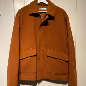 Brun jacka från Zara - Säljer en snygg brun jacka från Zara i storlek XL. Jackan är mindre i modellen så den passar både M och L. Perfekt för höst och vår, och den är i mycket bra skick. Passar både till vardags och lite finare tillfällen. Nypris 800:-