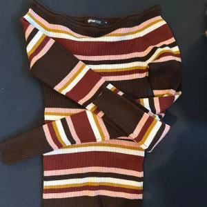 Randig ribbad tröja från Gina Tricot - Säljer en superfin randig tröja från Gina Tricot i brunt, rosa, gult och vitt. Den är ribbad och har långa ärmar, perfekt för höst och vår. Tröjan är i mycket bra skick och passar både till vardags och fest. Skicka ett meddelande om du är intresserad!