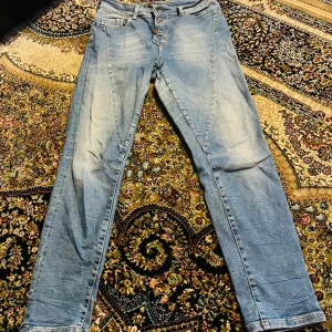 Blå jeans från Diesel  - Säljer ett par snygga blå jeans från Diesel i mycket bra skick i storlek W34 L32. De har en klassisk femficksdesign och knappar i gylfen. Perfekta för både vardag och fest! Passar bra till en avslappnad stil.