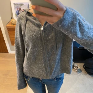 Kashmir kofta - Säljer denna superfina zip up hoodien from hm i Kashmir blend. Defekt: nopprig💓💓