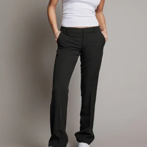 Svarta kostymbyxor - Snygga svarta låga kostymbyxor! De är använda fåtal gånger och säljs på grund av att de inte kommer till användning. De är slutsålda på hemsidan så passa på! Skriv för fler bilder om man skulle vilja se hur de sitter på. 