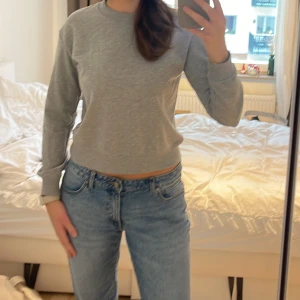 Grå sweatshirt - Grå tjocktröja från Nelly, så bra basplagg!