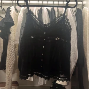 Zara linne - Snyggt svart linne med spetsdetaljer från Zara, Storlek: S 🥰🥰Älskar!! ❤️Skriv för fler bilde, säljer för braaaaa pris