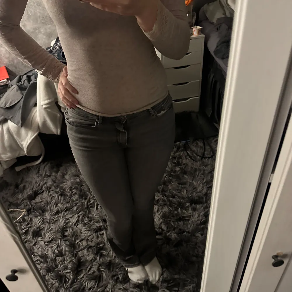 Säljer dessa only jeans då dom it kommer till användning. Dom är i bra skick men är lite sönder trampade men de är inget som syns❤️storlek S. Jeans & Byxor.