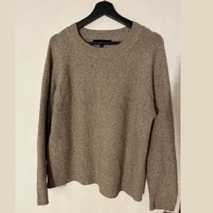 Beige stickad tröja från Vero Moda - Mysig beige stickad tröja från Vero Moda i storlek L. Perfekt för kyliga höst- och vinterdagar. Tröjan har en klassisk rund hals och långa ärmar, vilket gör den både stilren och bekväm. Köpt för 400kr och är sparsamt använd.