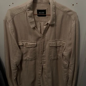 Overshirt - Beige Overshirt från Only & Sons. Använd 1 gång. Storlek M men passar även L.