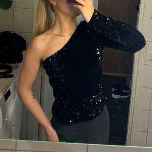 Svart paljettopp med en axel - Endast testad! Perfekt nu till nyår🩷 