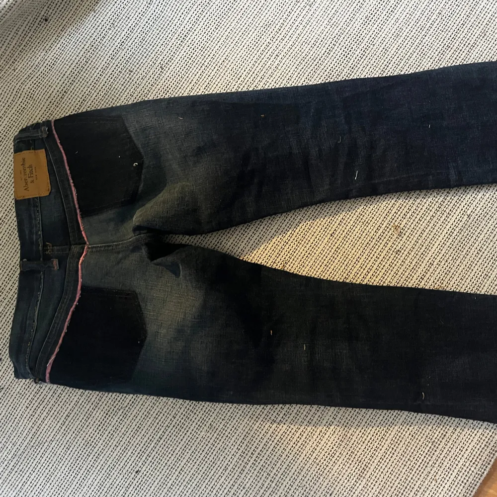 Sjukt unika jeans från 2000-talet från Abercrombie & Fitch. De är low waist, alltså riktigt low och bootcut💕  Midja:ca 40  Innerbenslängd:81  Pris går att diskutera💓. Jeans & Byxor.