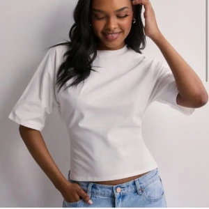 Vit kortärmad topp med knyt - Säljer en superfin vit topp med korta ärmar och knytning i ryggen!Passar perfekt med jeans eller kjol! Hör av er vid frågor💘strl S men passar xs också då man knyter den så man kan själv bestämma lite hur den ska sitta! Pris kan diskuteras!