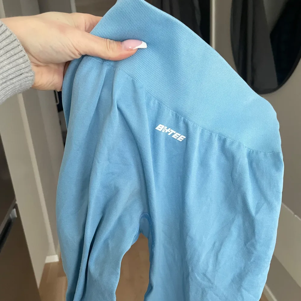 Säljer ett par snygga blå träningstights från Bo tee. De är i mycket bra skick och helt slutsålda. Formar rumpan på ett OTROLIGT sätt. Färgen är precis som på modell bilden. Min mobilkamera fångar inte upp färgen helt. Så fina verkligen! Använda 1 gång så i jätte fint skick. Väldigt stretchigt material. Storlek XS.. Sportswear.