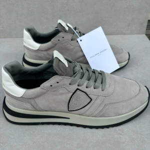 Philippe Model trainers ( HELT NYA )  - ett par sjukt snygga och sällsynta philippe model || perfekta nu till vintern || Storlek 44 || Skicket är 10/10 ( HELT NYA) || vid köp medföljer box, dustbag och tag || Hör av er vid intresse! 