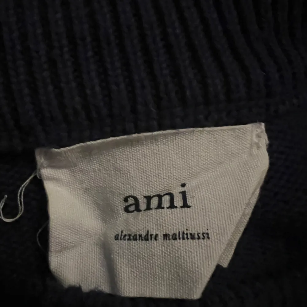 Marinblå Ami Paris sweatshirt. Passar som L. Kom privat innan köp👍. Tröjor & Koftor.