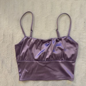 Lila satinlinne - Lila festtopp från hm i storlek xs💜