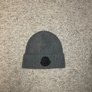 Moncler mössa  - Tja säljer denna feta moncler mössa, knappt använd och är i supersick. För mer frågor är det bara att höra av sig 🙌