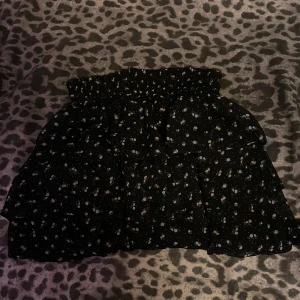 Sommarkjol - Super sommrig och gullig blommig sommarkjol med små ljusrosa blommor på. Den har inga märkbara defekter 💞skulle säga att den passar xxs-s ungefär då den är uttöjbar i midjan 