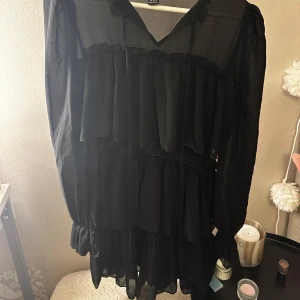Svart volang klänning - Jätte fin klänning🖤Använd 1 gång