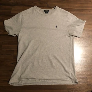 Ralph lauren t-shirt - Tja! Säljer en grå ralph lauren tröja i storlek L barnstorlek så alltså S. Den är i bra skick men har ett mini hål i nacken som ej syns, se bild 4. Om ni har frågor hör gärna av er! 