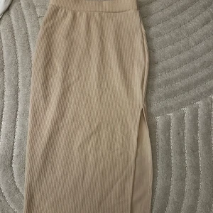 Beige ribbad kjol - Fin lång kjol med slits🤍🤎Aldirg använd 