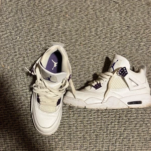 Jordan 4  - Har haft dom ett tag nu är för små men är fortfarande i bästa skick dom är bara litte skitiga som man kan änkelt att tvätta köpte dom för 8000 kr 
