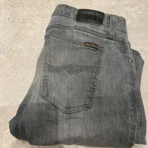 Säljer ett par grå jeans från Nudie Jeans i mycket bra skick. De är i en slim passform. Skriv vid funderingar. Pris kan diskuteras