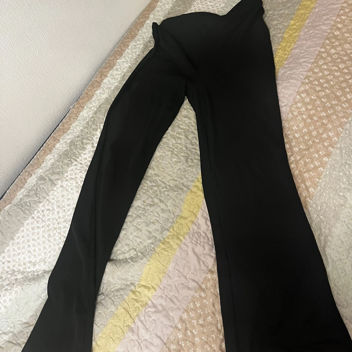 Svarta ribbade byxor