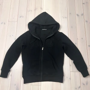 Tuttolente - Säljer en svart hoodie från tuttolente i storlek M. Den har en dragkedja framtill och en cool design. Perfekt för höst och vinter, och den är i mycket bra skick. Den är mycket varm 🔥✅
