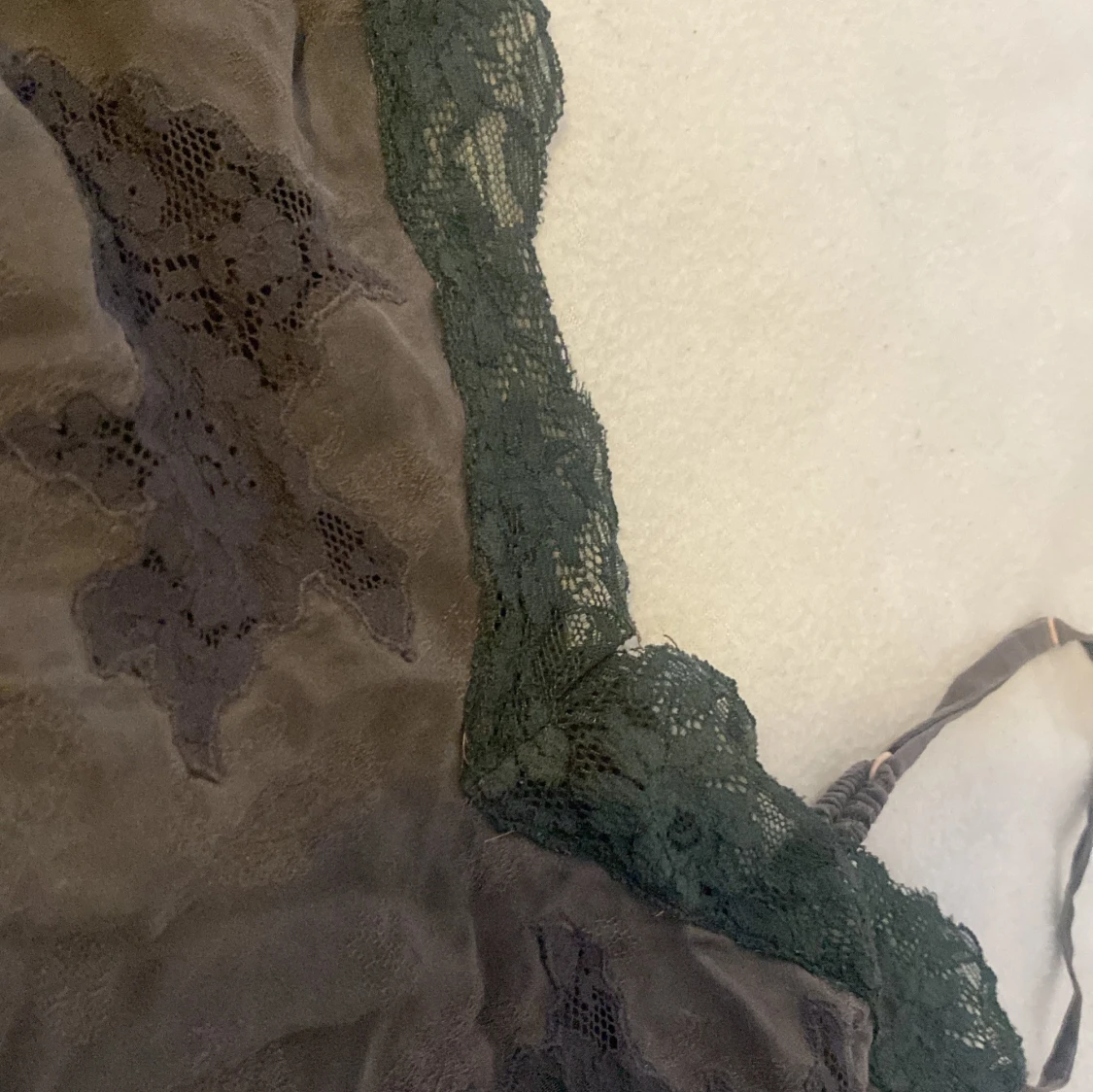 Mörkgrå spetsklänning - 91