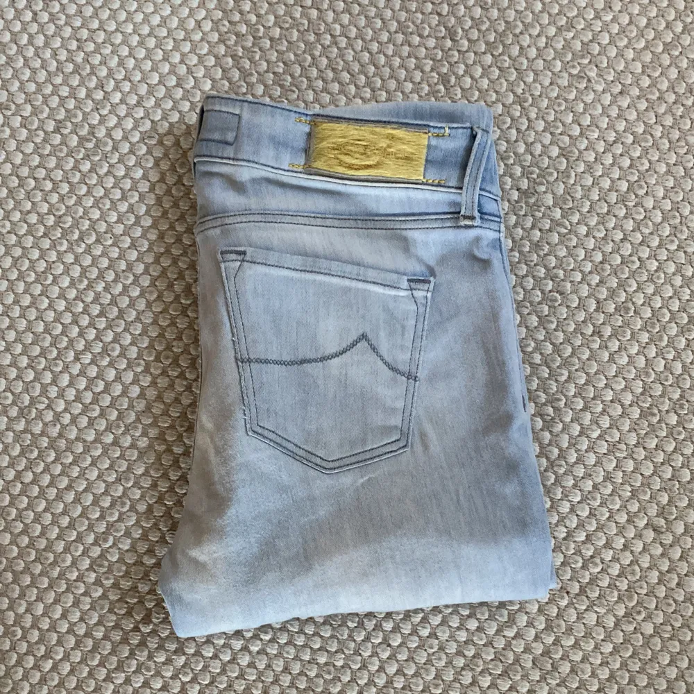 Säljer ett par ljusblå jeans från Jacob Cohën i storlek 28.  Jeansen har en slim passform och är perfekta för både vardag och fest. De har aldrig blivit tvättade så de är inte stretchade. Skriv vid frågor och funderingar!. Jeans & Byxor.