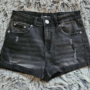 Svarta shorts ifrån New Yorker - Svarta jeansshorts ifrån new yorker i storlek S☺️