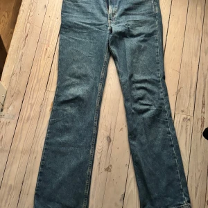 Levi's 517 Jeans - Säljer ett par klassiska Levi's 517 jeans i blå denim. De har en snygg stil och är tillverkade i 100% bomull. Perfekta för en avslappnad look och passar bra till både vardag och fest. Jeansens skick är mycket bra och de har den ikoniska Levi's-lappen på baksidan. Köpta för 2000kr på Åhléns. Tveka inte att höra av dig om du har frågor eller vill ha fler bilder 