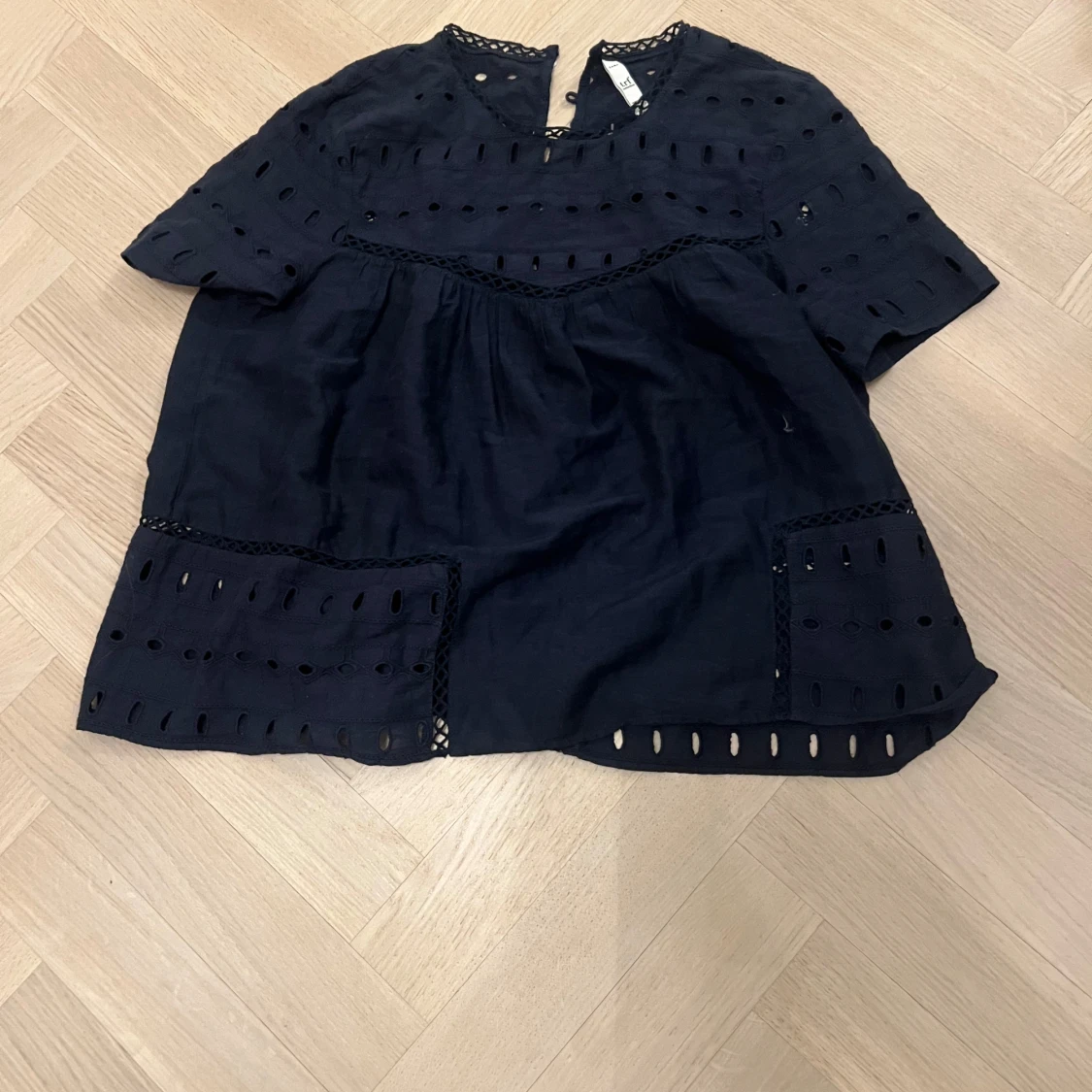 Svart blus med spetsdetaljer