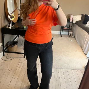 Osymmetrisk topp från zara - Säljer en snygg orange topp med en ärm, perfekt till fest och sitter supersnyggt på mig som vanligtvis har M❤️Aldrig använd!