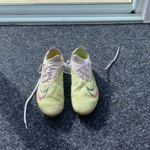 nike phantom gx elite  - Säljer ett par Nike fotbollsskor. De är använda ett fåtal gånger och de är i bra skick och redo för nya äventyr på planen!
