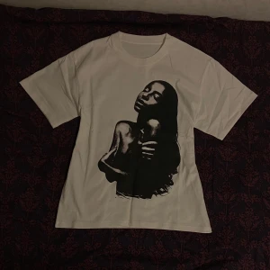 Vit t-shirt med “Sade” tryck - Assnygg T-shirt med ”Sade” tryck! Råka beställa fel storlek så måste tyvärr bli av med den (helt ny) 💔storleken är M och materialet är gjort av 100% bomull! Skriv jätte gärna om du har frågor :) <3