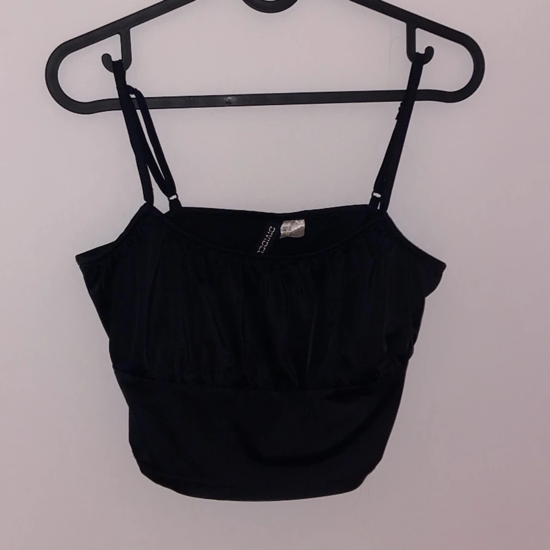 Svart axelbandslös topp
