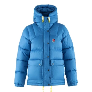 Blå dunjacka från Fjällräven - Säljer en snygg blå dunjacka från Fjällräven. Det är modellen expedition down lite. Perfekt för kalla vinterdagar och jättevarm.  Skriv vid funderingar💖 Inga defekter, bara nån sminkfläck som jag rengör innan jag skickar iväg!