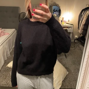 Svart stickad tröja  - Jättemysig svart stickad tröja ifrån zara💕