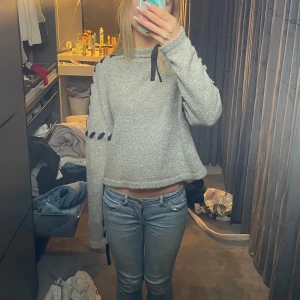 Unik stickad tröja - Unik super snygg skickad tröja me detaljer. Kommer inte till användning längre därför jag säljer. Jätte bra skick inga skador!