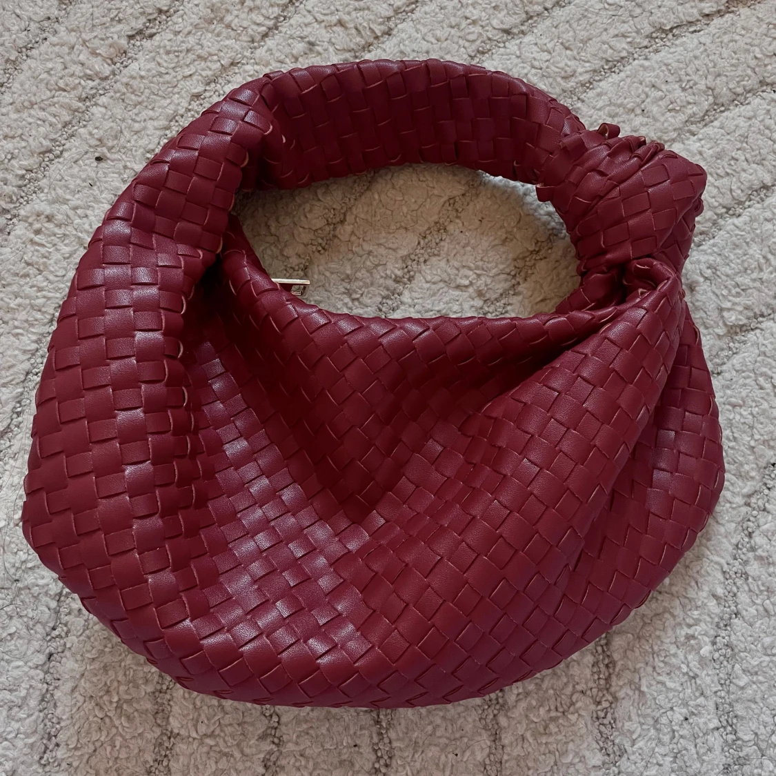 Vinröd flätad axelväska